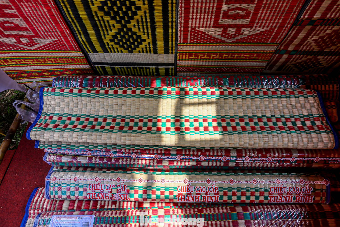 Chiếu Định Yên gồm có các loại chiếu trắng, chiếu in hình hoa văn, chiếu con cò, chiếu cưới trang trí lộng lẫy. Sản phẩm chiếu đủ loại, đa dạng về màu sắc, hoa văn; từ chiếu trắng thường đến chiếu bông (vảy ốc, trà niên, con cờ…) với giá cả phải chăng, phù hợp với mọi đối tượng tiêu dùng.