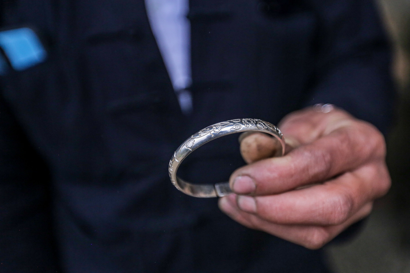 Sản phẩm bạc nhà cụ Sính rất phong phú, từ dây chuyền, vòng cổ, vòng tay, nhẫn, hoa tai đến xà tích, vòng cổ, kiềng chân…