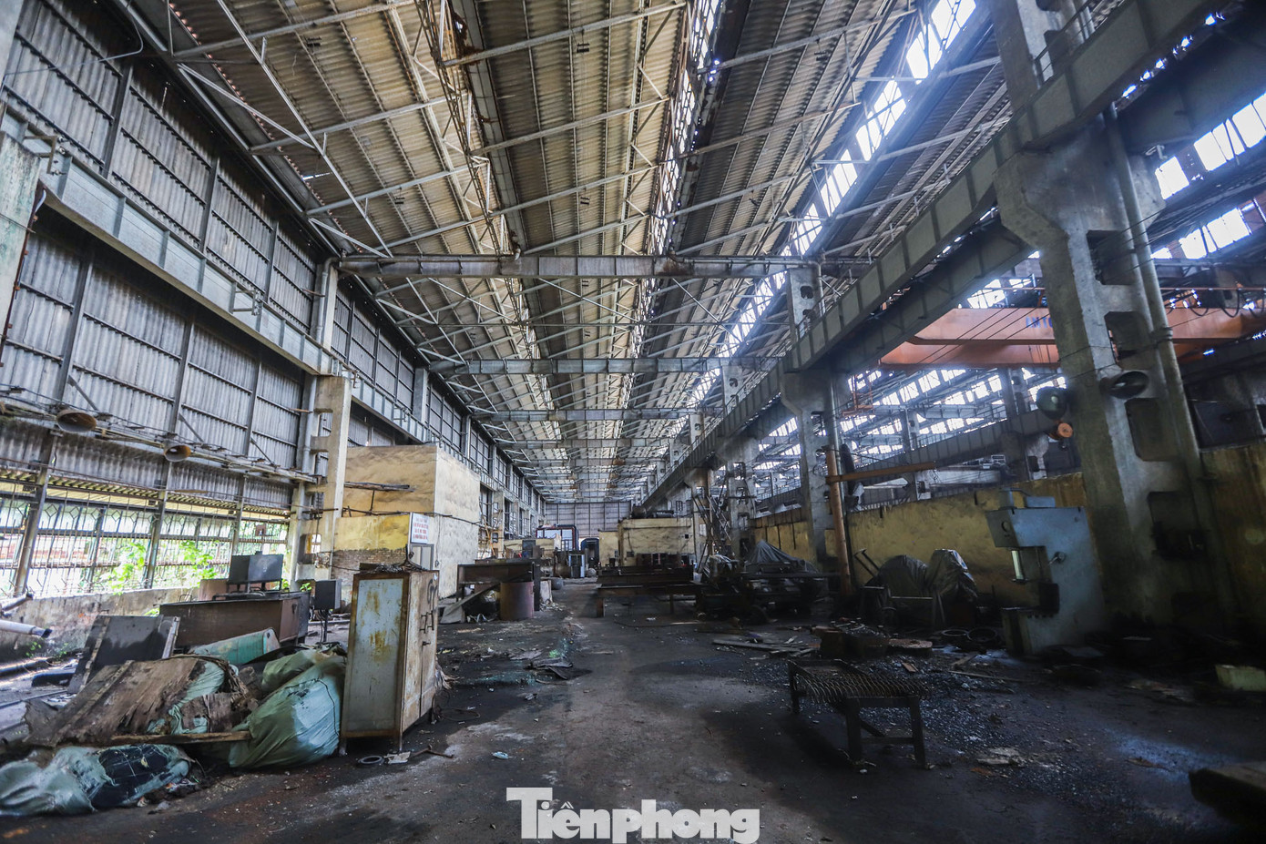 Nhà máy được đặt tại giao điểm của 4 tuyến đường sắt phía Bắc, sừng sững như một chứng nhân lịch sử của Việt Nam xuyên suốt từ thời Pháp thuộc đến biến động của xã hội ngày nay.