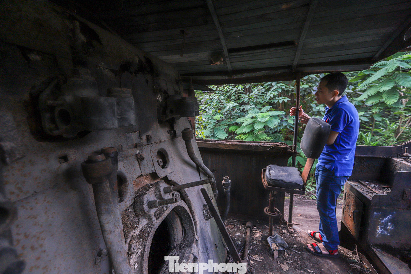 Vị trí cửa buồng đốt, đây là nơi công nhân đốt lò sẽ xúc than vào để duy trì sức kéo đầu máy.