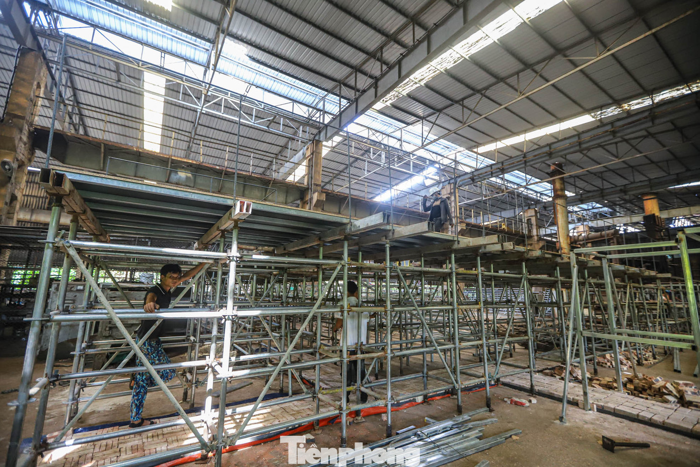 Nhà máy Xe lửa Gia Lâm đang được thi công để tổ chức Lễ hội Thiết kế Sáng tạo Hà Nội 2023.