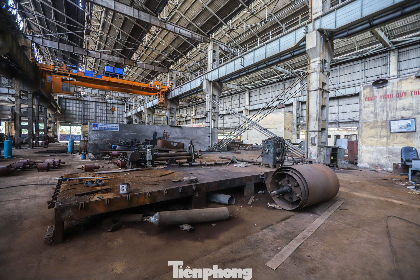 Các công trình, vật liệu trong nhà máy đều đã hoen gỉ theo thời gian.