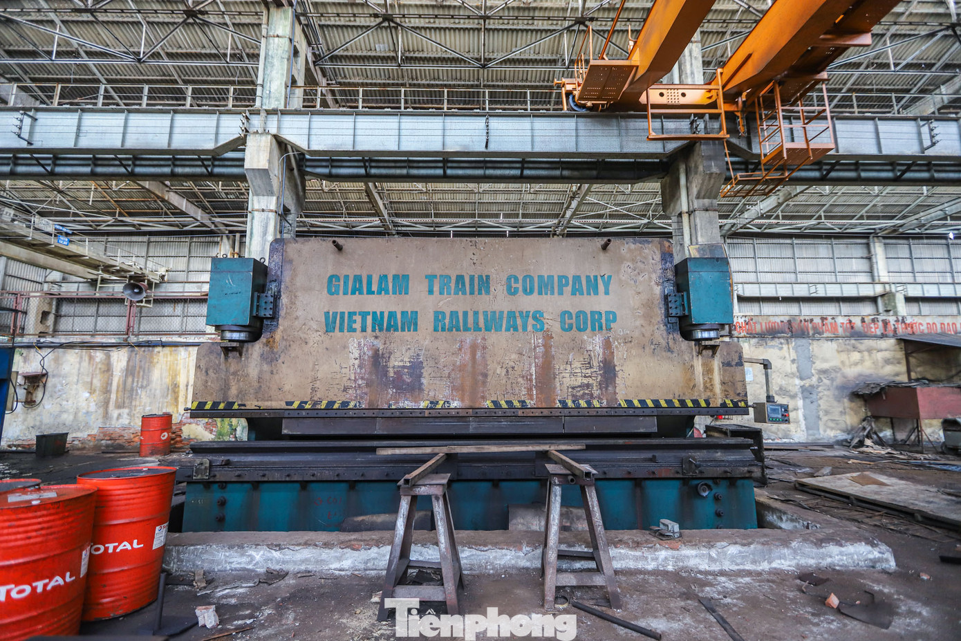 Nhà máy Xe lửa Gia Lâm là nơi sản sinh ra những sản phẩm từng là niềm tự hào của biết bao thế hệ đường sắt như: Đầu máy hơi nước “Tự lực”; đoàn xe khách do công sức đóng góp “kế hoạch nhỏ” của đội thiếu niên tiền phong, nhà xưởng và thiết bị đóng mới, sửa chữa toa xe do Ba Lan viện trợ; đầu máy diesel “Đổi mới”...