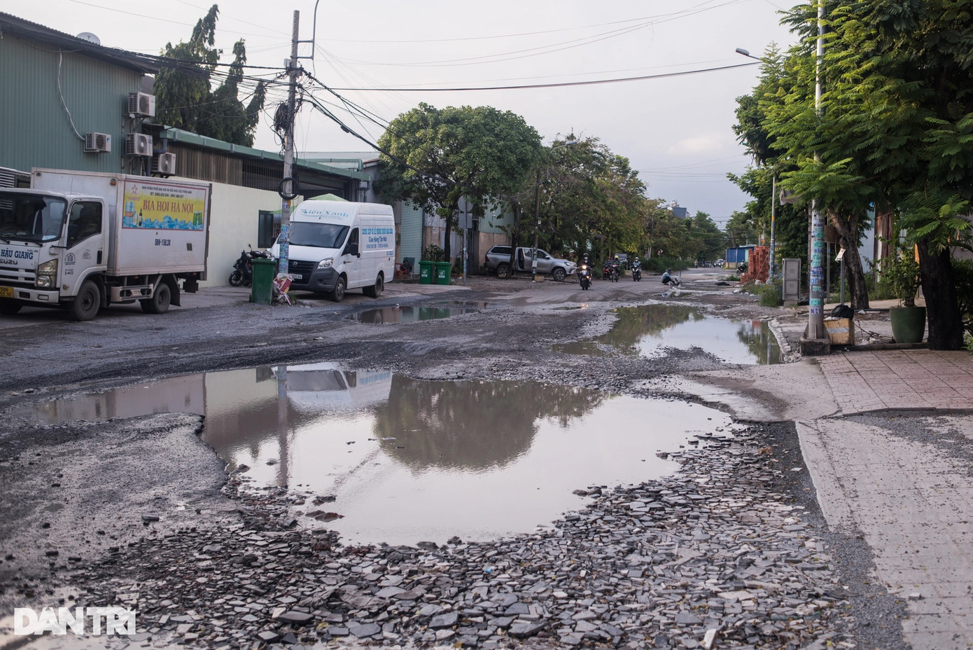 Đoạn đường xuống cấp kéo dài khoảng 200m nhưng có nhiều "hố bom" nằm án ngữ giữa đường, nước ứ đọng nhiều ngày, đất đá nhìn rất nhếch nhác. Đoạn đường xuống cấp kéo dài khoảng 200m nhưng có nhiều "hố bom" nằm án ngữ giữa đường, nước ứ đọng nhiều ngày, đất đá nhìn rất nhếch nhác.