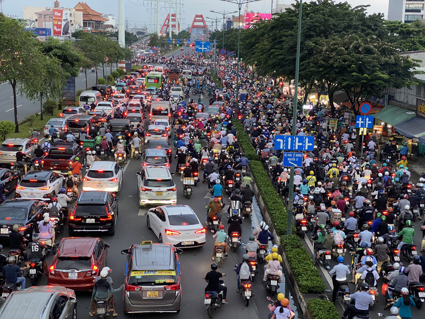 Nghìn xe chôn chân trên tuyến đường nội đô đẹp nhất TP.HCM. Đến gần 18h, tình hình giao thông mới dần ổn định khi hiện trường vụ tai nạn chết người được lực lượng chức năng xử lý, di dời.