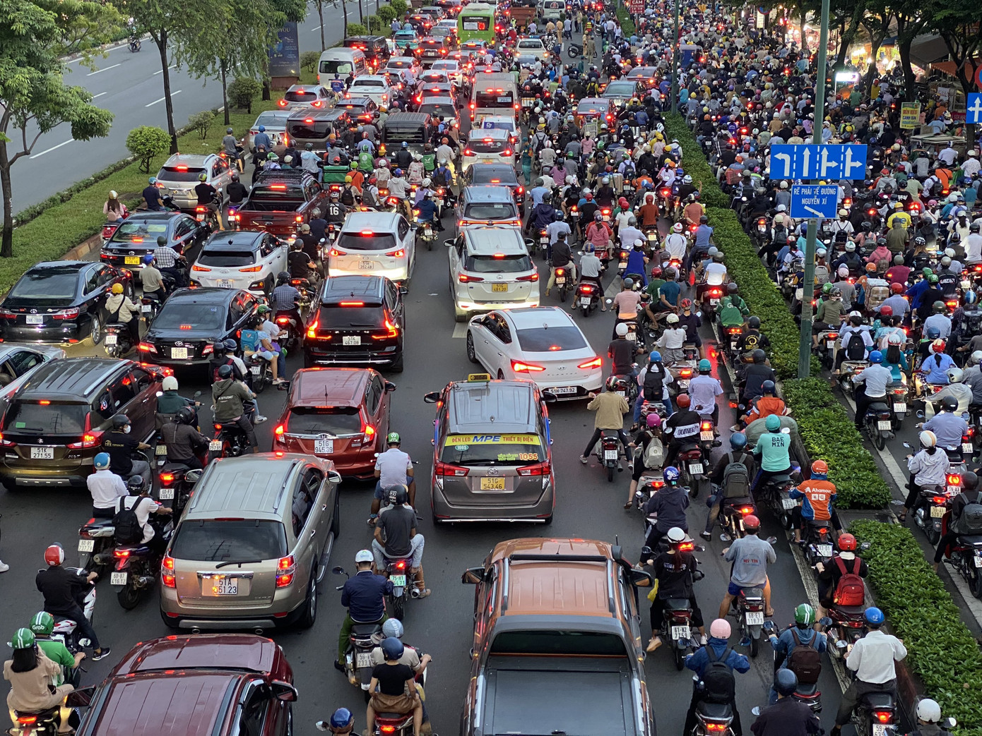 Hàng nghìn phương tiện nối dài trên 6 làn xe của đại lộ Phạm Văn Đồng. Ô tô, xe máy chạy xen lẫn vào nhau tạo nên khung cảnh hỗn loạn.