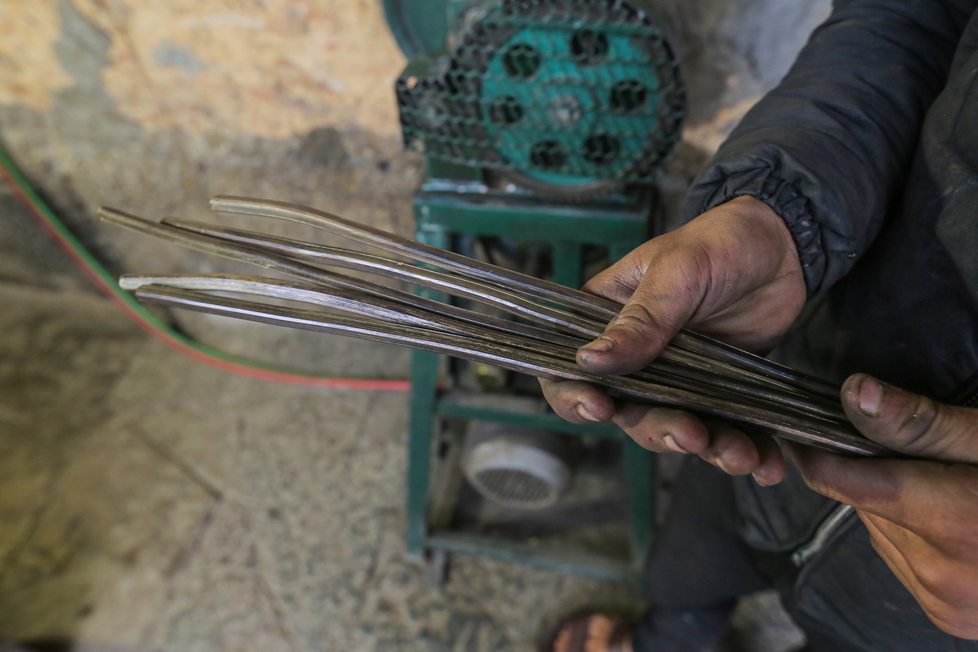 Những thanh bạc được ép khuôn trước khi đi nung.