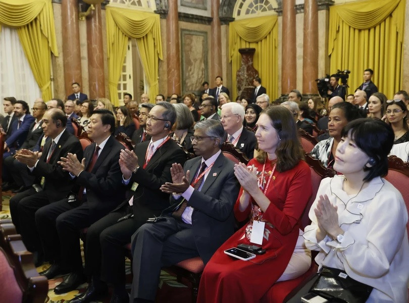 Các đại biểu tham dự Hội nghị Chữ thập Đỏ và Trăng Lưỡi liềm Đỏ khu vực châu Á - Thái Bình Dương lần thứ 11 tại buổi gặp mặt. (Ảnh: Thống Nhất/TTXVN).