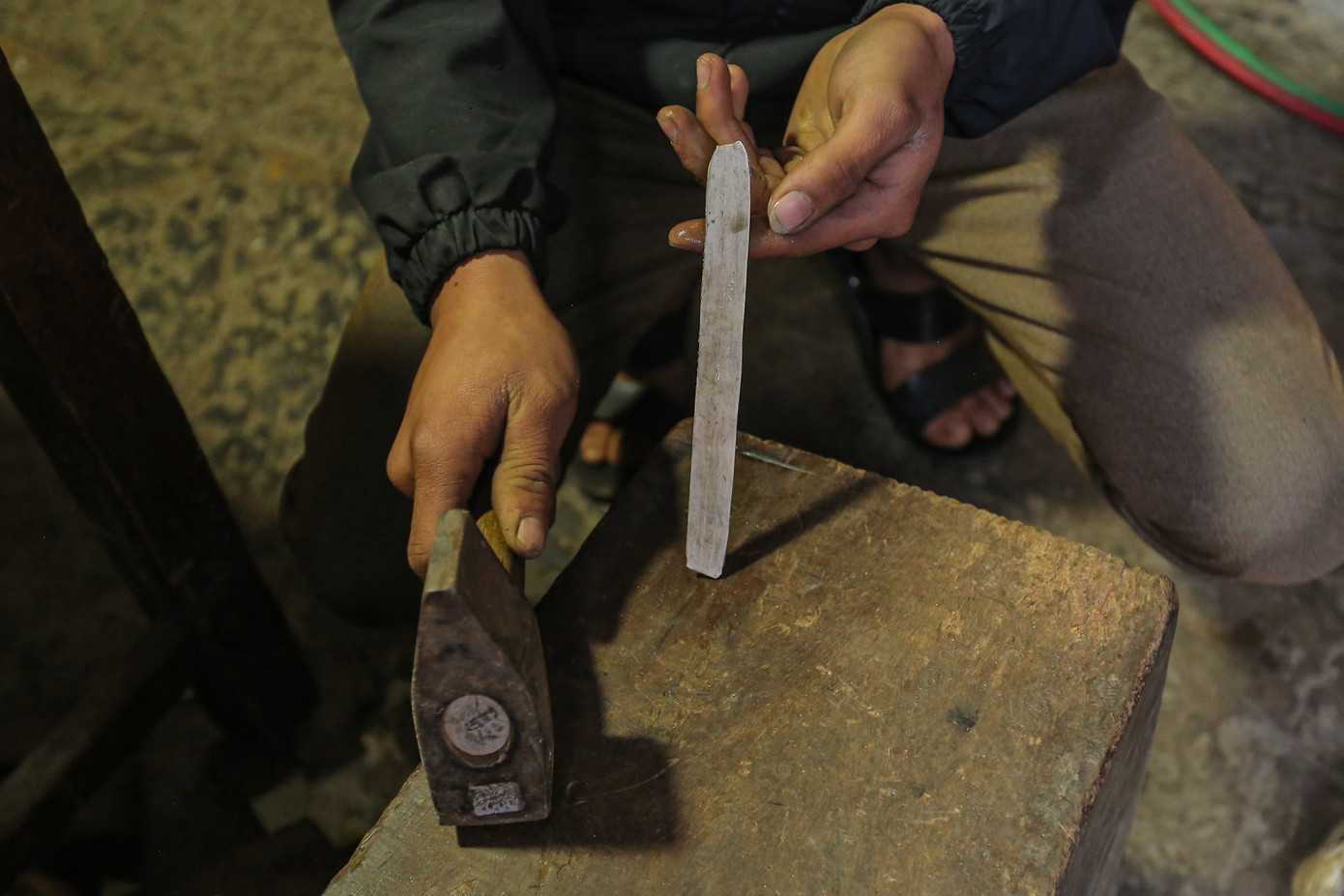 Những mảnh bạc vụn trải qua rất nhiều khâu để trở thành những món đồ trang sức đẹp.