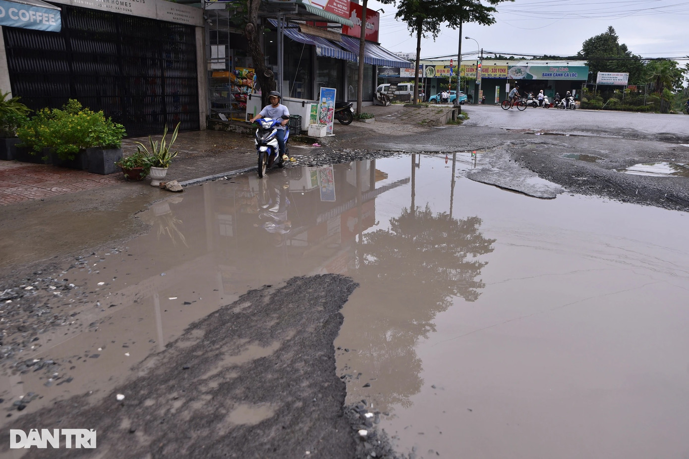 Có những "hố bom" nước phủ hết mặt đường tiềm ẩn nguy cơ tai nạn khi người dân di chuyển qua đây. Có những "hố bom" nước phủ hết mặt đường tiềm ẩn nguy cơ tai nạn khi người dân di chuyển qua đây.