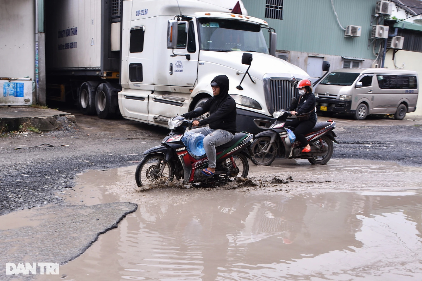 Mặt đường bị bong tróc, chằng chịt "ổ gà, ổ voi". Sau một cơn mưa, những vũng nước lớn, nhỏ xuất hiện kèm bùn đất gây mất mỹ quan đô thị và rình rập nguy hiểm cho người đi đường. Mặt đường bị bong tróc, chằng chịt "ổ gà, ổ voi". Sau một cơn mưa, những vũng nước lớn, nhỏ xuất hiện kèm bùn đất gây mất mỹ quan đô thị và rình rập nguy hiểm cho người đi đường.
