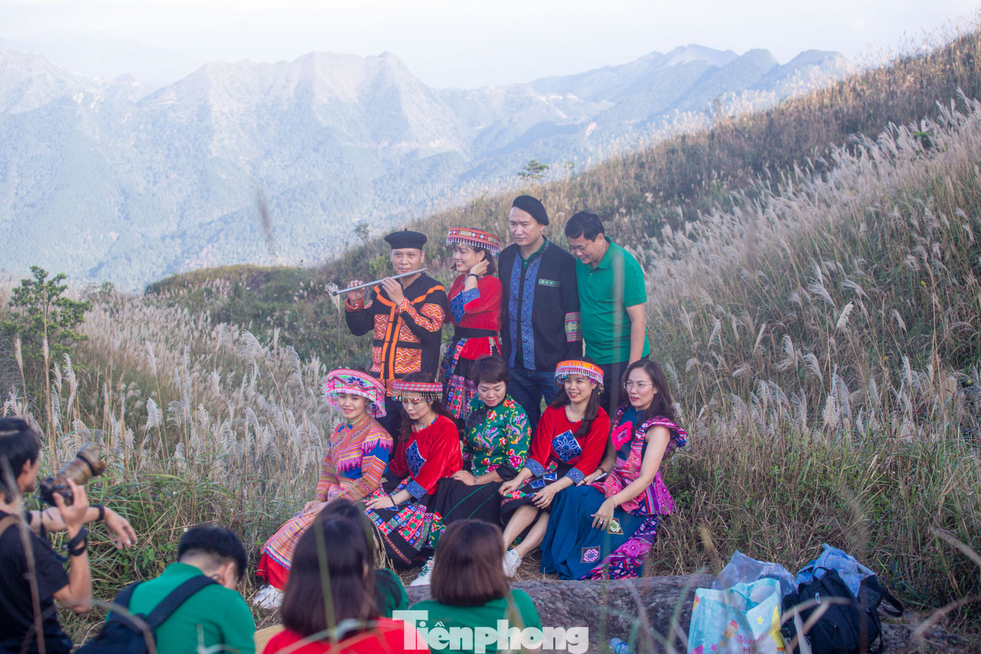 Du khách cùng với những bộ đồ dân tộc lưu giữ khoảnh khắc với hoa lau.