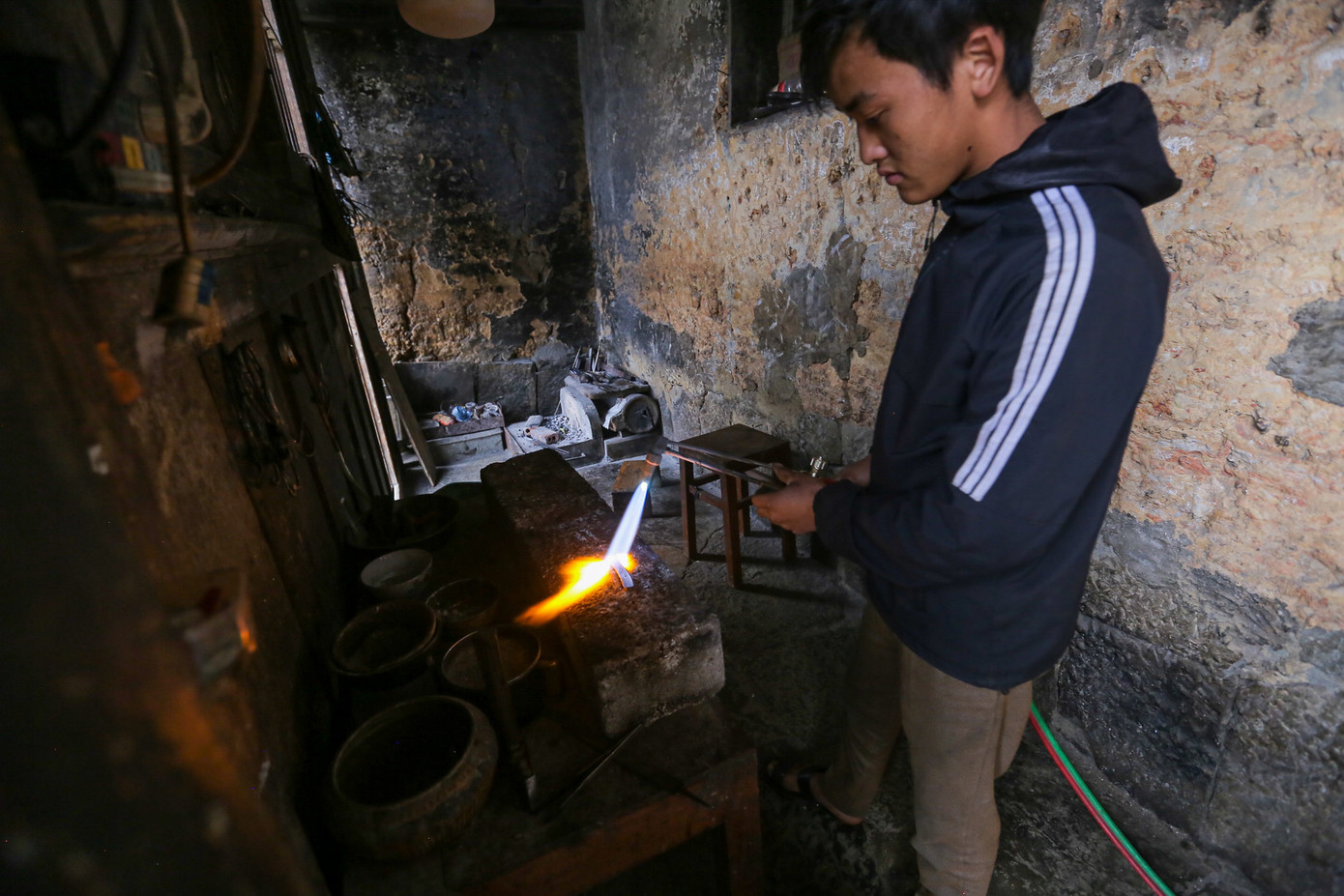 Con cháu cụ Mua Sè Sính đều là những nghệ nhân trong nghề đúc bạc.