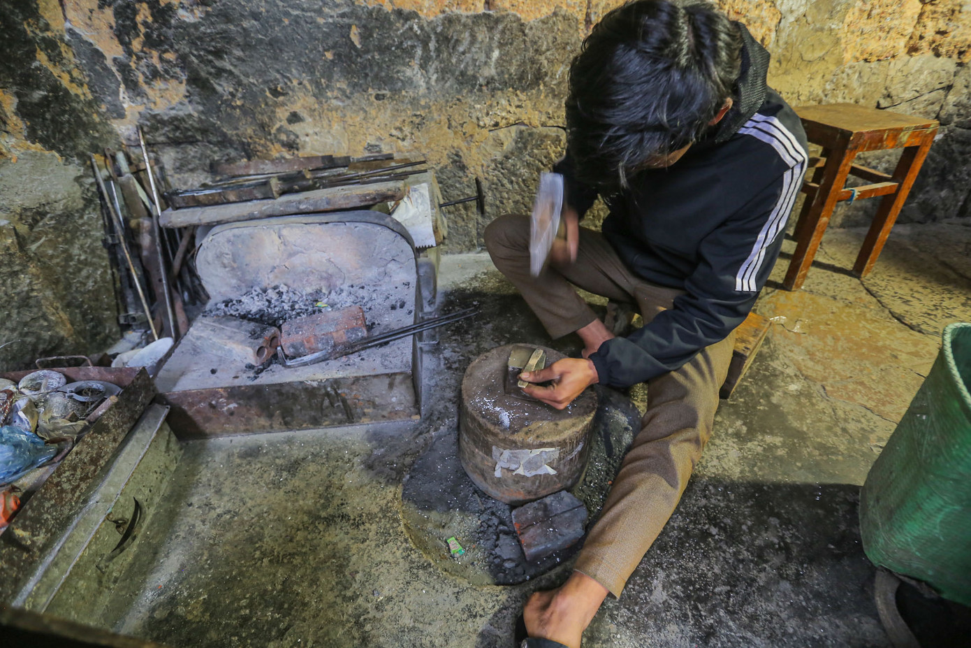 Nghệ nhân tiến hành chế tác hình dạng trên đe.