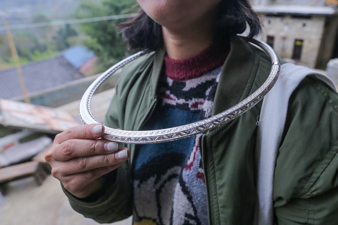 Vòng bạc vốn là đồ trang sức truyền thống, đóng vai trò quan trọng trong đời sống đồng bào Mông. Người con gái Mông khi về nhà chồng được bố mẹ trao những chiếc vòng bạc làm của hồi môn. Những món trang sức bạc không chỉ trang trí, làm đẹp, mà còn gắn với sự kiện trọng đại trong cuộc đời của người phụ nữ nơi này