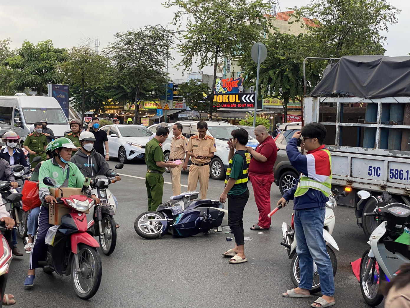 Người dân chứng kiến vụ việc cho biết, thời điểm xảy ra tai nạn là lúc mưa vừa tạnh. Khi nạn nhân trượt ngã xuống đường, tài xế xe tải thắng kịp thời nên chưa cán qua người đi xe máy. Công an quận Bình Thạnh đến hiện trường phối hợp với Đội CSGT Hàng Xanh (thuộc Phòng PC08-Công an TPHCM) khám nghiệm hiện trường.