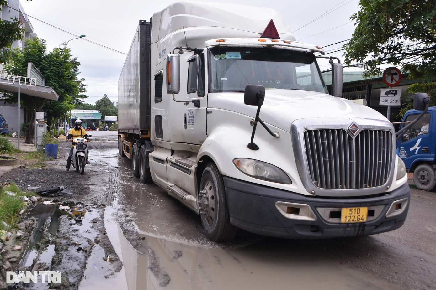 Theo người dân, nguyên nhân khiến con đường này xuống cấp nghiêm trọng là do các phương tiện quá tải di chuyển liên tục. Mong cơ quan chức năng nhanh chóng khắc phục để người dân sống dọc tuyến đường này đi lại thuận lợi hơn, nhất là dịp Tết Nguyên đán sắp tới. Theo người dân, nguyên nhân khiến con đường này xuống cấp nghiêm trọng là do các phương tiện quá tải di chuyển liên tục. Mong cơ quan chức năng nhanh chóng khắc phục để người dân sống dọc tuyến đường này đi lại thuận lợi hơn, nhất là dịp Tết Nguyên đán sắp tới.