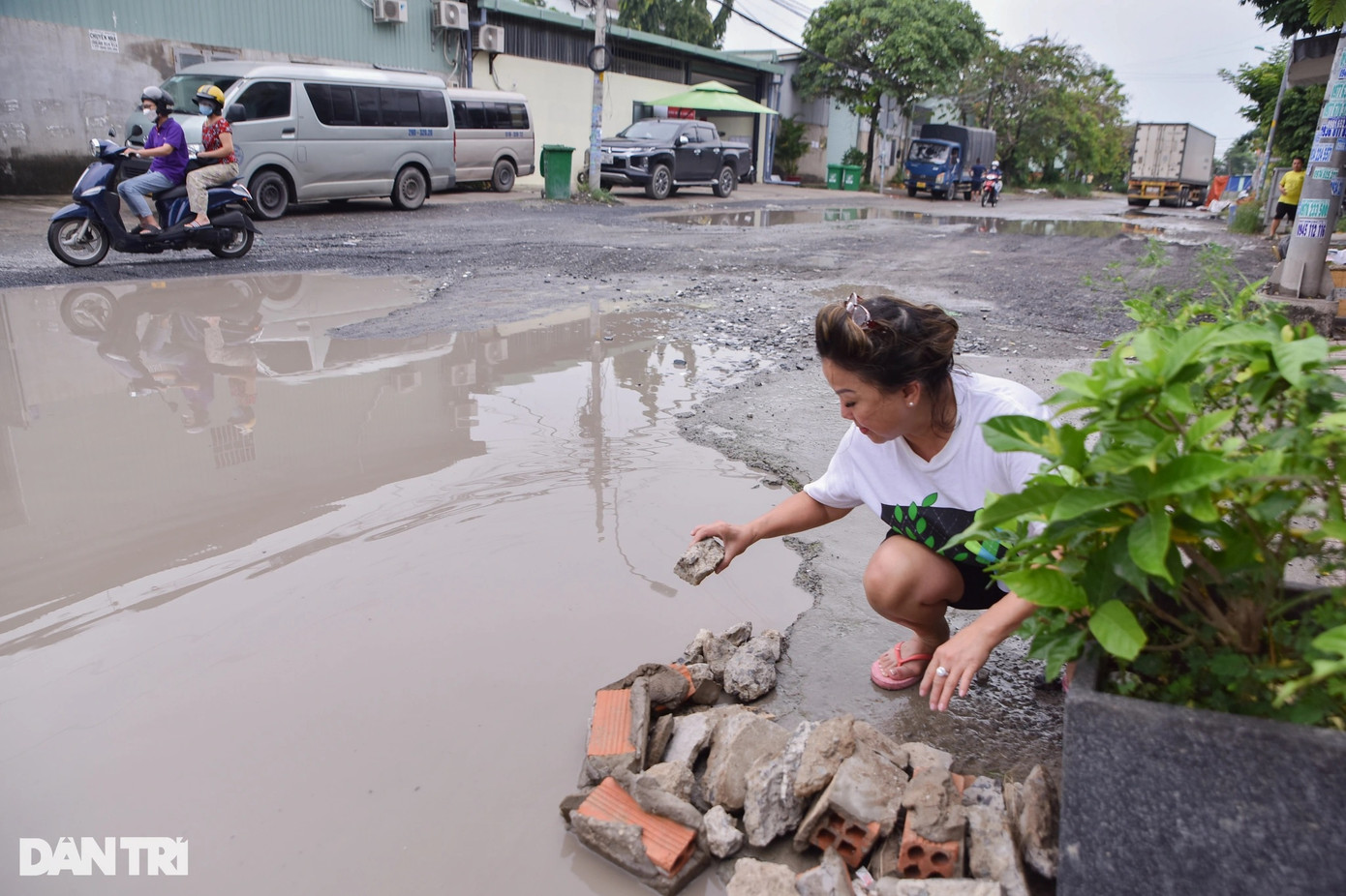 ''Đường xấu đã đành nhưng hệ thống thoát nước cũng bị kẹt khiến nước không thoát được. Mưa một hôm mà cả tháng nước không rút. Trước cửa nhà tôi là điểm dừng xe buýt, gia đình tôi tự bỏ tiền ra làm lại cũng hết gần chục triệu. Người dân cũng nhiều lần phản ánh lên chính quyền mà chưa được giải quyết", cô Đỗ Thị Loan (53 tuổi, chủ hàng tạp hóa) trên tuyến đường này nói. ''Đường xấu đã đành nhưng hệ thống thoát nước cũng bị kẹt khiến nước không thoát được. Mưa một hôm mà cả tháng nước không rút. Trước cửa nhà tôi là điểm dừng xe buýt, gia đình tôi tự bỏ tiền ra làm lại cũng hết gần chục triệu. Người dân cũng nhiều lần phản ánh lên chính quyền mà chưa được giải quyết", cô Đỗ Thị Loan (53 tuổi, chủ hàng tạp hóa) trên tuyến đường này nói.