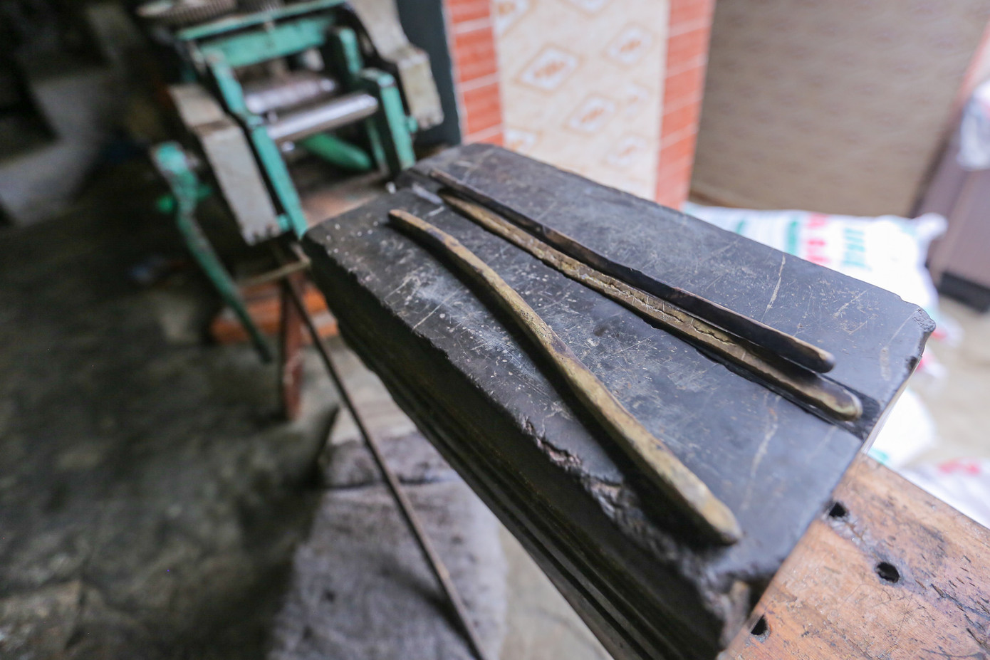 Thời gian để làm ra một món đồ sẽ tùy thuộc vào kích thước, độ khó và mức độ tinh xảo của hoa văn.