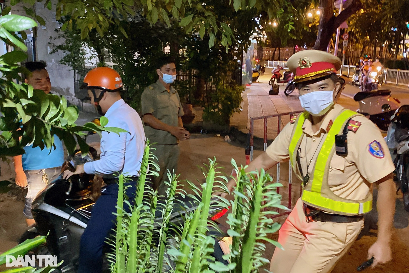 Một tài xế lái xe máy sau khi sử dụng rượu bia bỏ chạy khi thấy CSGT và bị tổ công tác đuổi theo chặn lại (Ảnh: An Huy). Một tài xế lái xe máy sau khi sử dụng rượu bia bỏ chạy khi thấy CSGT và bị tổ công tác đuổi theo chặn lại (Ảnh: An Huy).