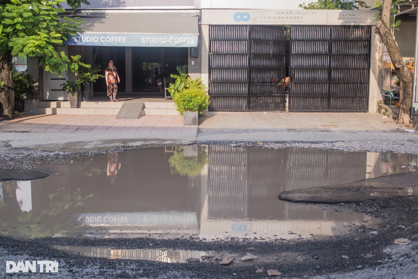 Cô Hằng (60 tuổi) sống dọc tuyến đường này bức xúc: "Con đường này xuất hiện nhiều "ổ voi" làm ảnh hưởng đến sinh hoạt của gia đình và người dân khu vực. Khi xe tải, xe lớn qua lại là nước và bùn đất bắn vào nhà. Mỗi khi mưa lớn nước ứ đọng lại tại các "hố bom", trước nhà lúc nào cũng như một cái ao". Cô Hằng (60 tuổi) sống dọc tuyến đường này bức xúc: "Con đường này xuất hiện nhiều "ổ voi" làm ảnh hưởng đến sinh hoạt của gia đình và người dân khu vực. Khi xe tải, xe lớn qua lại là nước và bùn đất bắn vào nhà. Mỗi khi mưa lớn nước ứ đọng lại tại các "hố bom", trước nhà lúc nào cũng như một cái ao".