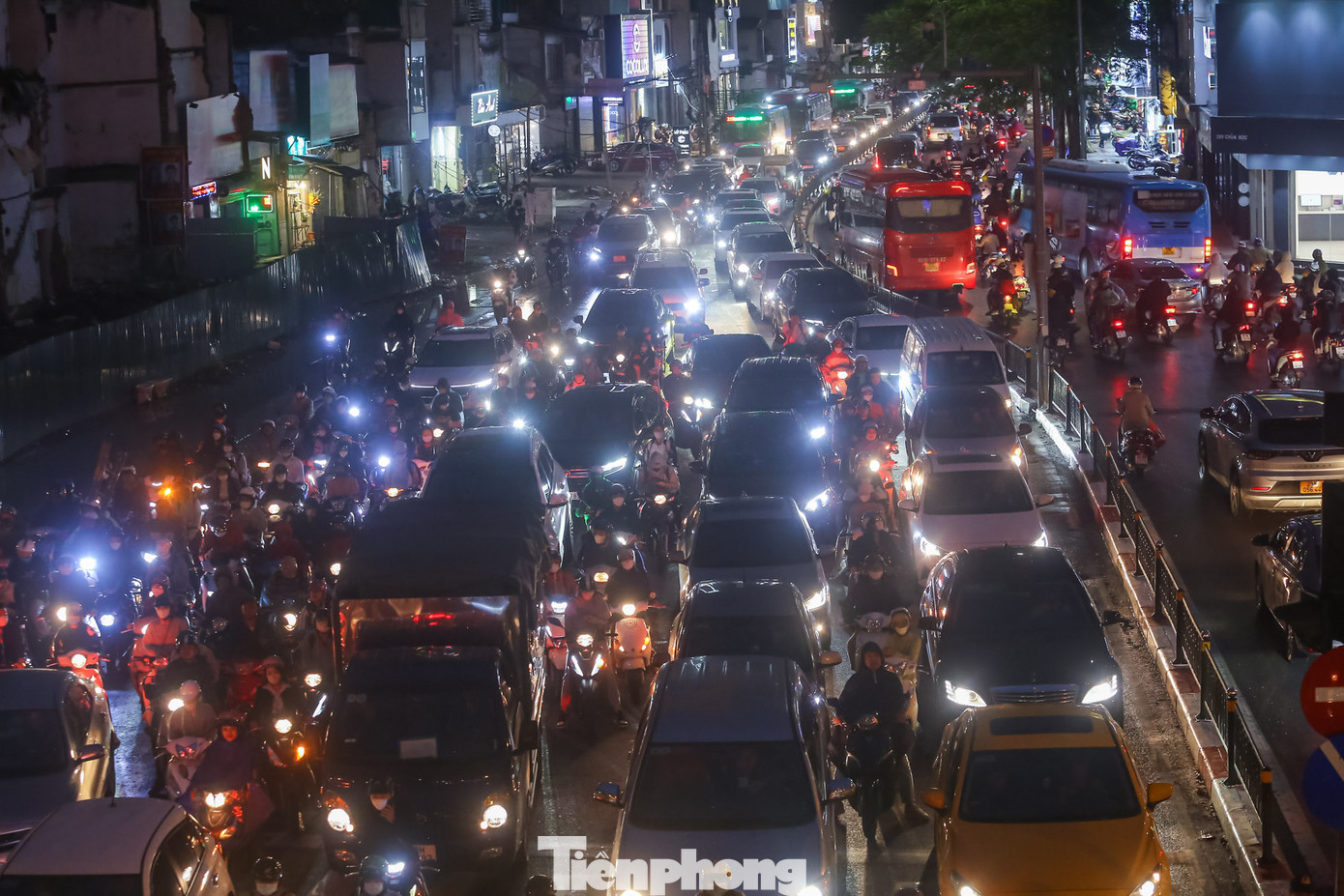 Tương tự, phố Chùa Bộc đông đúc các phương tiện.