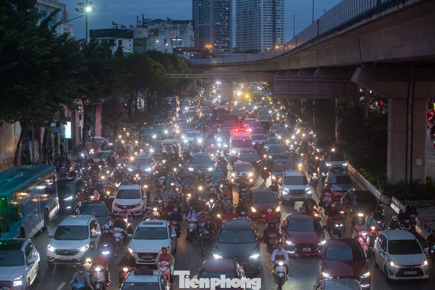 Ghi nhận của PV, chiều 13/11, trong ngày đầu tiên đón không khí lạnh tràn về, nhiệt độ giảm sâu, nhiều con phố Thủ đô như Nguyễn Trãi, Trường Chinh, Láng, Chùa Bộc, Tây Sơn... tắc nghẽn hàng giờ, đến chập tối sau những trận mưa buốt.