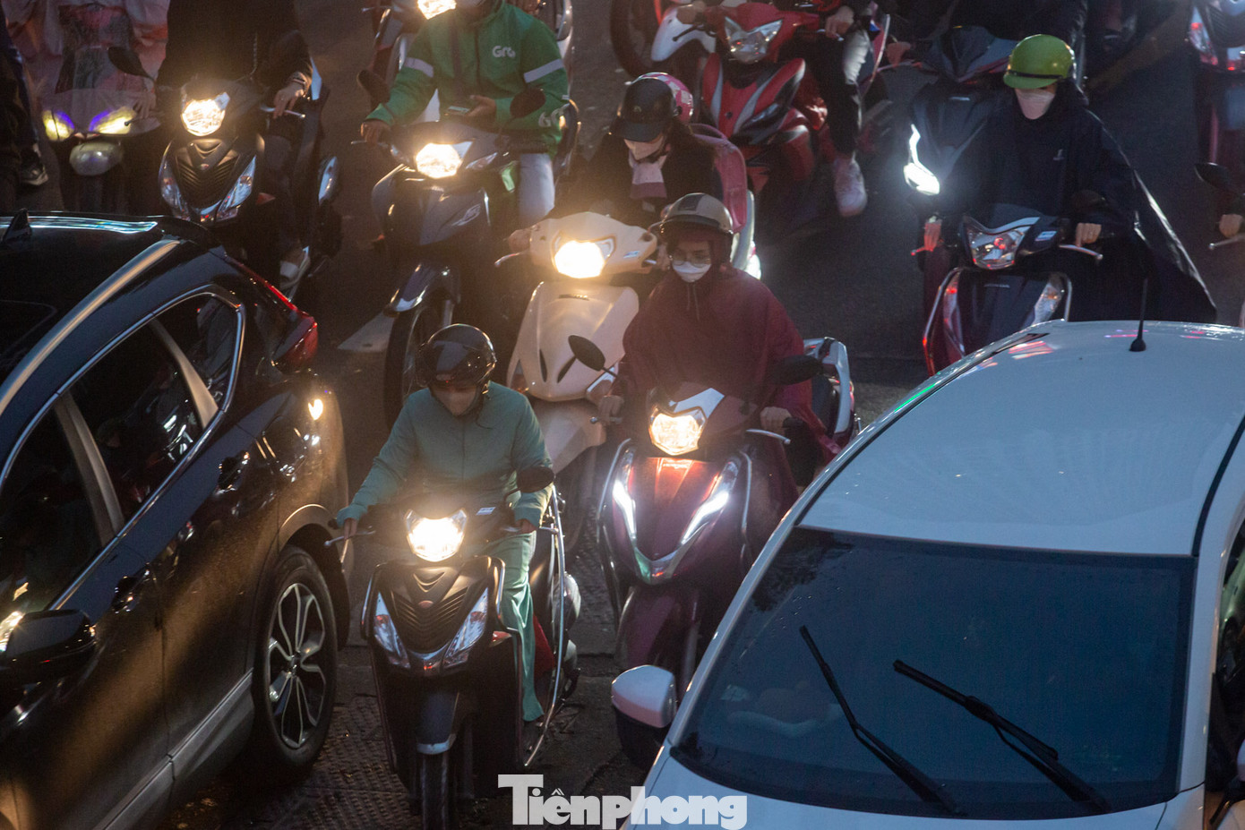 Trong ngày hôm nay, nhiệt độ tại khu vực Hà Nội thấp nhất từ 16 đến18 độ, nhiệt độ cao nhất: 19 đến 21 độ, giảm khoảng 10 độ so với ngày hôm trước khiến người dân Thủ đô "không kịp trở tay".