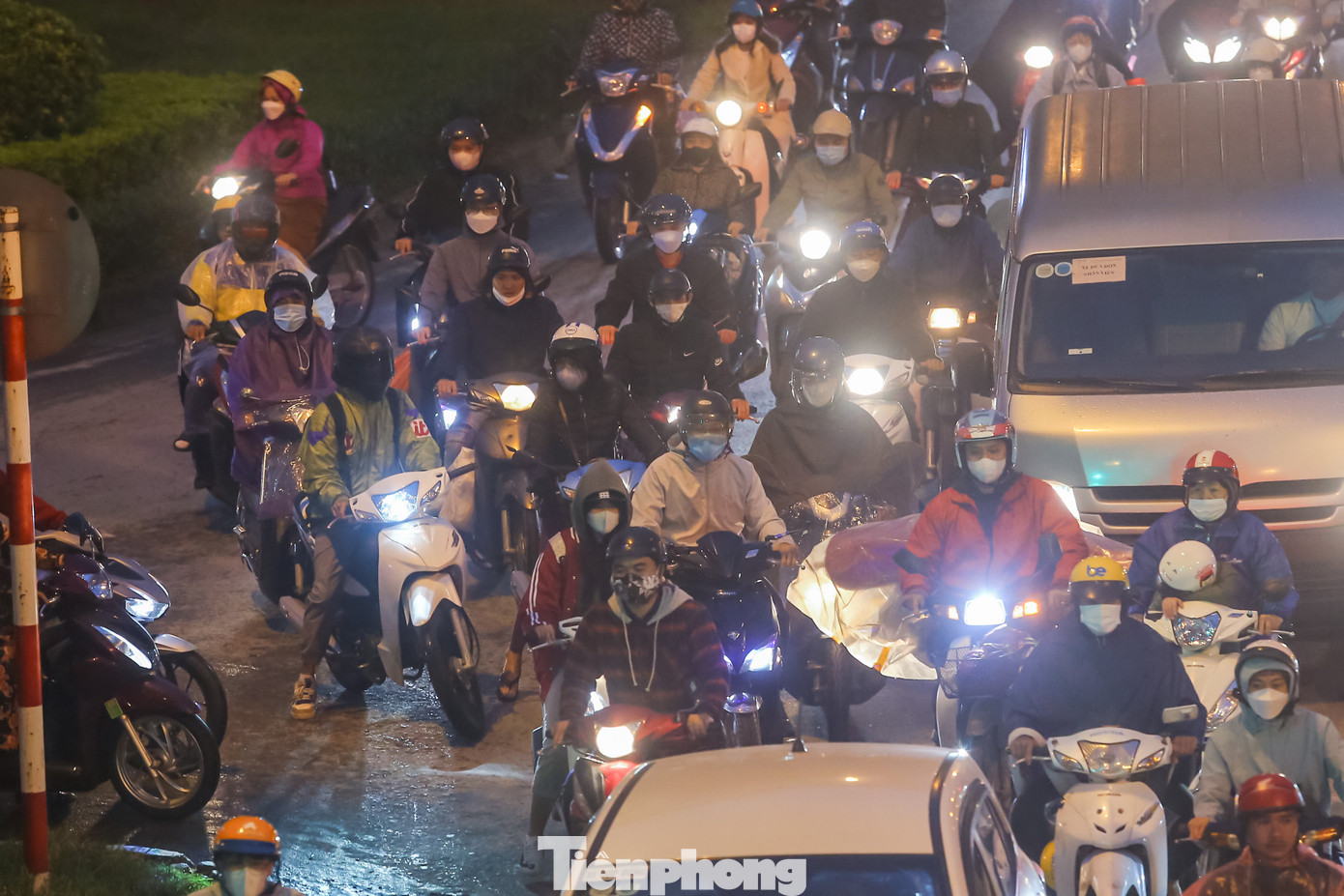 Ai nấy cũng mặc ấm, trùm kín đầu để tránh gió.