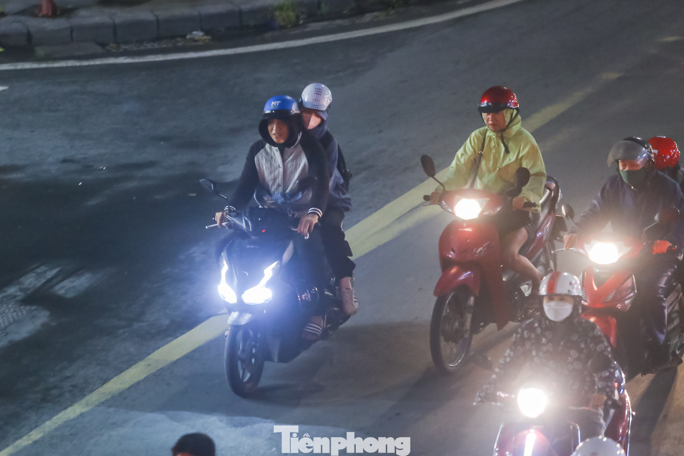 Càng về tối, nhiệt độ càng giảm, người dân càng cảm thấy rõ cái lạnh đầu đông.