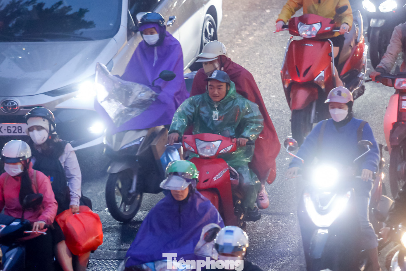 Mặc dù mặc áo ấm nhưng nhiều người vẫn mặc thêm áo mưa để tránh gió.