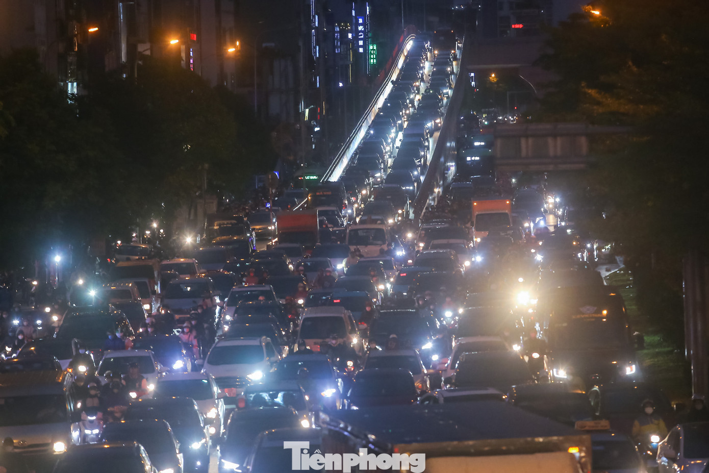 Phương tiện chôn chân trên đường trên cao xuống Trường Chinh hướng Ngã Tư Sở.