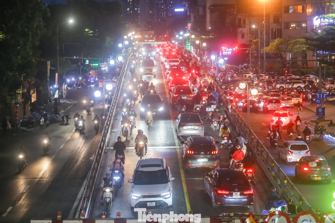 Phương tiện chôn chân trên cầu vượt Thái Hà.