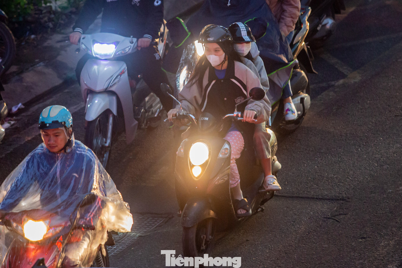 Người dân co ro về nhà trong cái lạnh đầu đông.