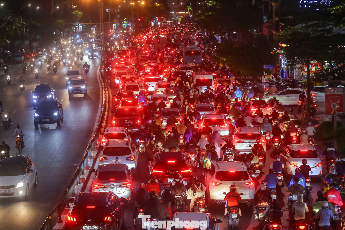 Phố Tây Sơn, hướng về phía Nam tắc nghẽn khi trời đã chuyển tối.