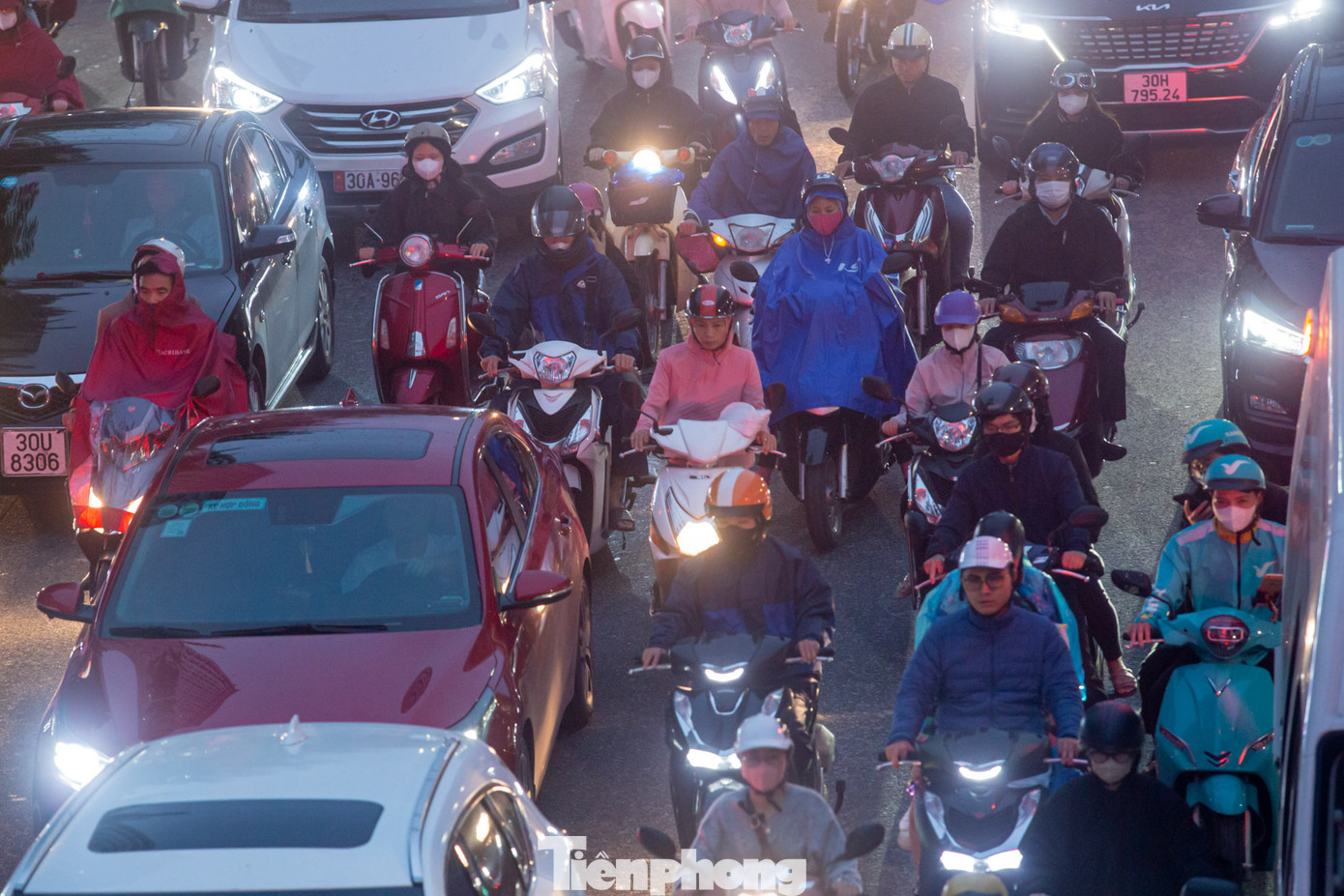 Phương tiện di chuyển khó khăn sau những đợt mưa lạnh liên tục trước đó.