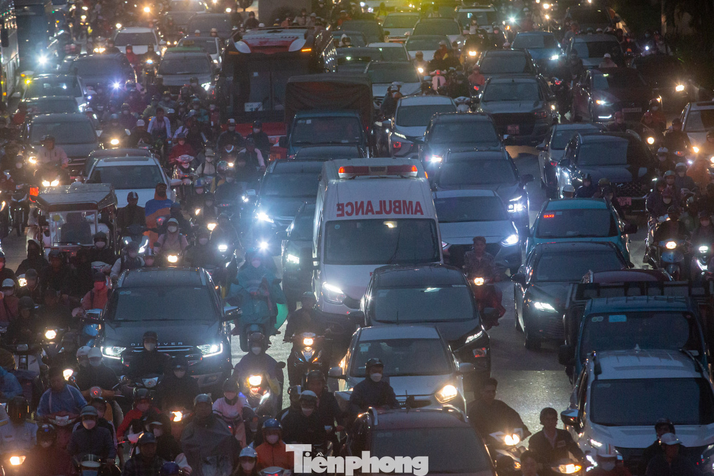 Một xe cứu thương mặc kẹt giữa dòng phương tiện trên đường Nguyễn Trãi.