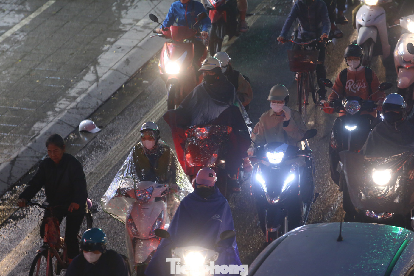 Nhiều phương tiện mặc áo mưa để tránh rét.