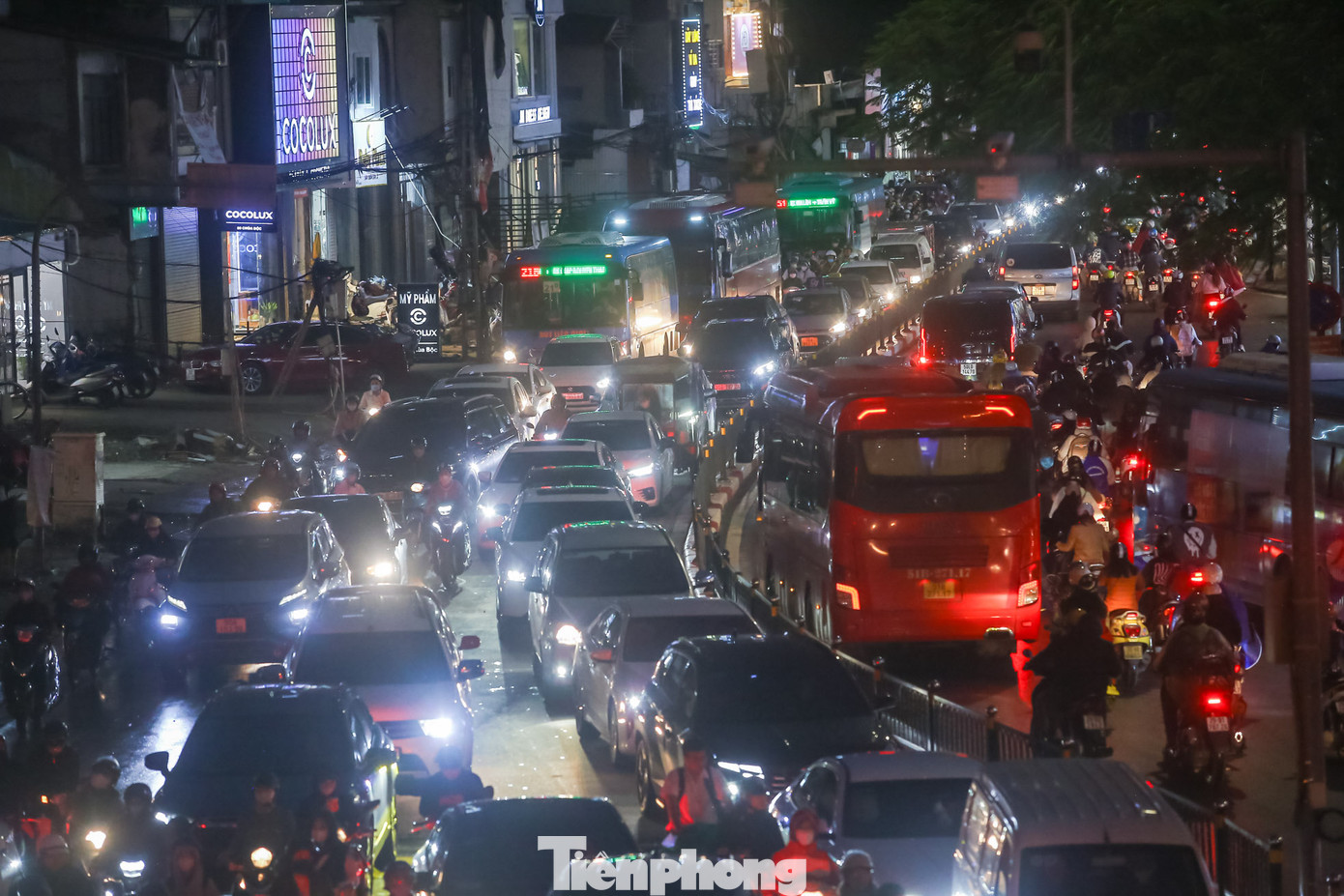 Phương tiện nhích từng bước về nhà trong cảnh tắc đường.