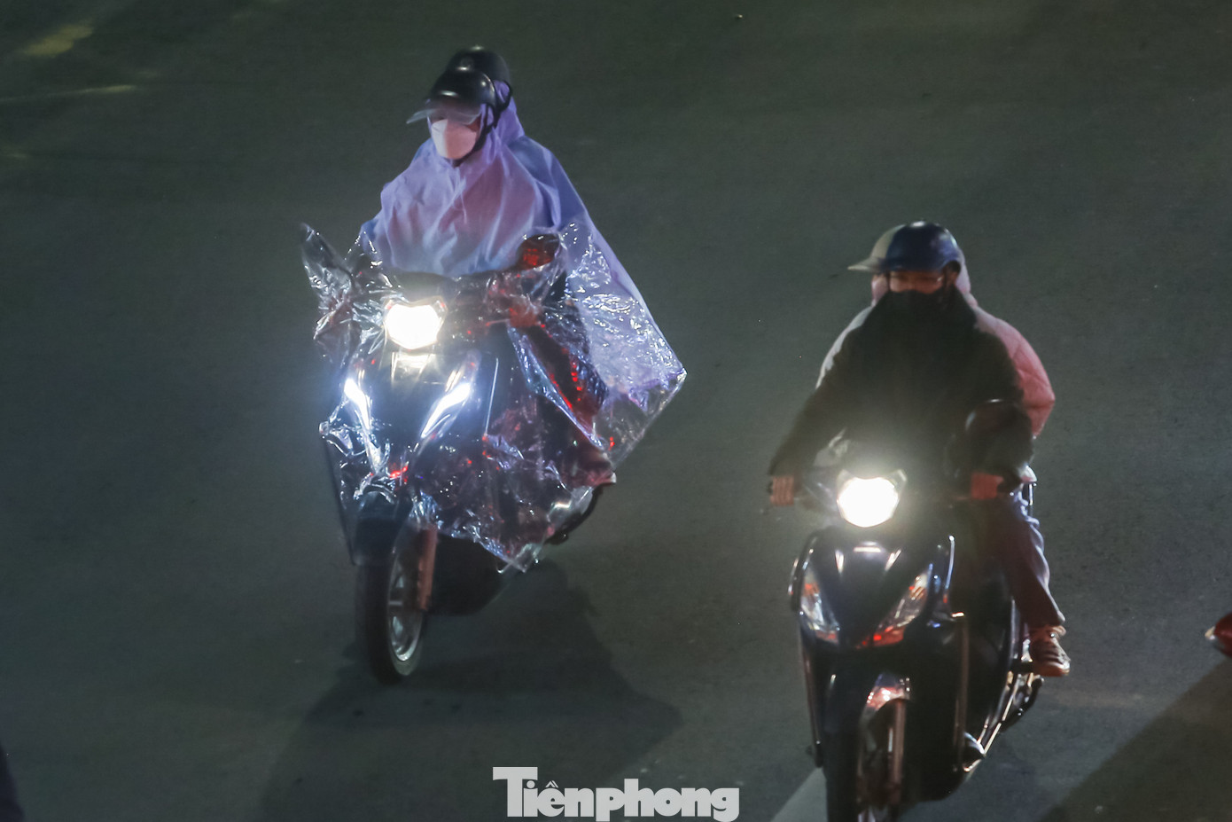 Dự báo thời tiết đêm 13, ngày 14/11, khu vực Hà Nội nhiều mây, đêm có mưa, mưa rào rải rác; ngày có mưa vài nơi. Gió đông bắc cấp 3, trời rét. Nhiệt độ thấp nhất 16 - 18 độ. Nhiệt độ cao nhất 20 - 22 độ.