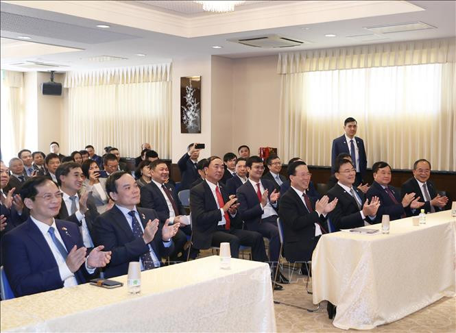 Chủ tịch nước Võ Văn Thưởng đến thăm, làm việc với cán bộ, nhân viên Đại sứ quán Việt Nam tại Nhật Bản. (Ảnh: Thống Nhất/TTXVN)