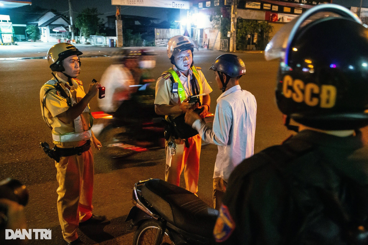 10 cụm CSGT trên toàn TPHCM ra quân kiểm tra nồng độ cồn từ tối 24/10 (Ảnh: Hoàng Hướng). 10 cụm CSGT trên toàn TPHCM ra quân kiểm tra nồng độ cồn từ tối 24/10 (Ảnh: Hoàng Hướng).