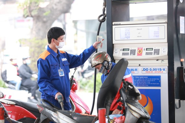 Theo Nghị định mới, doanh nghiệp bán lẻ xăng dầu sẽ được lấy tối đa từ 3 nguồn khác nhau. Theo Nghị định mới, doanh nghiệp bán lẻ xăng dầu sẽ được lấy tối đa từ 3 nguồn khác nhau.