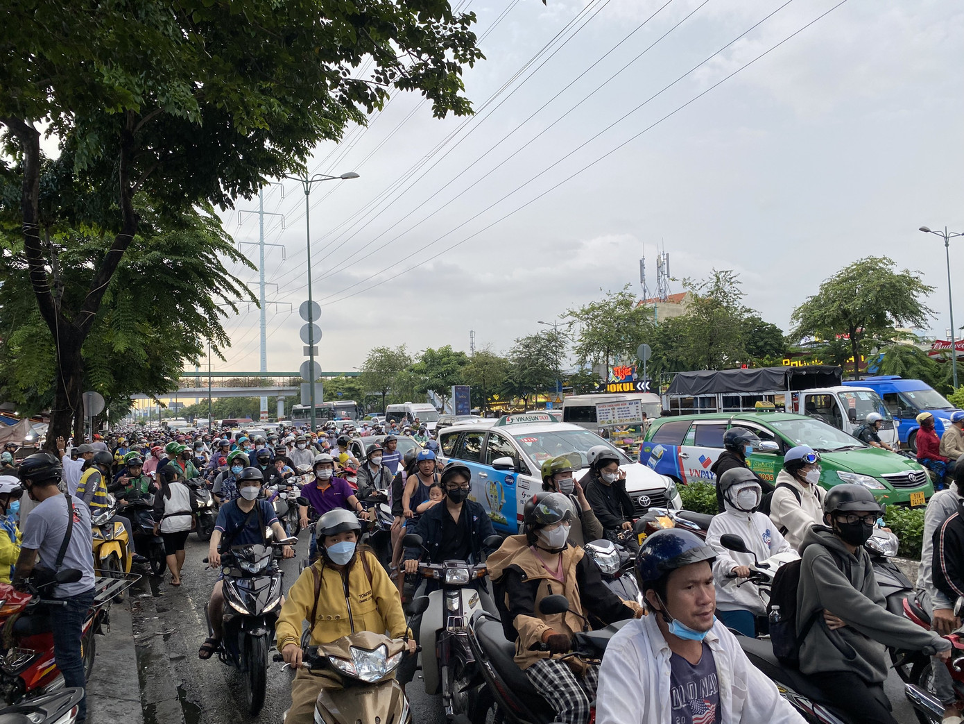 Người dân mệt mỏi 'cày ải' kẹt xe để về nhà