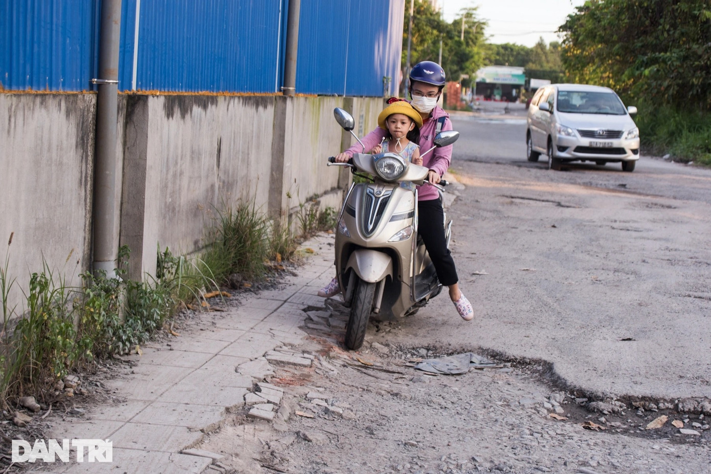 Theo người dân, tuyến đường D6 (KP6, phường Phước Long B, TP Thủ Đức) đã có đề xuất sửa chữa nhưng đến nay đoạn đường này vẫn chưa được triển khai. Trời nắng thì bụi mù mịt, trời mưa thì lầy lội. Theo người dân, tuyến đường D6 (KP6, phường Phước Long B, TP Thủ Đức) đã có đề xuất sửa chữa nhưng đến nay đoạn đường này vẫn chưa được triển khai. Trời nắng thì bụi mù mịt, trời mưa thì lầy lội.