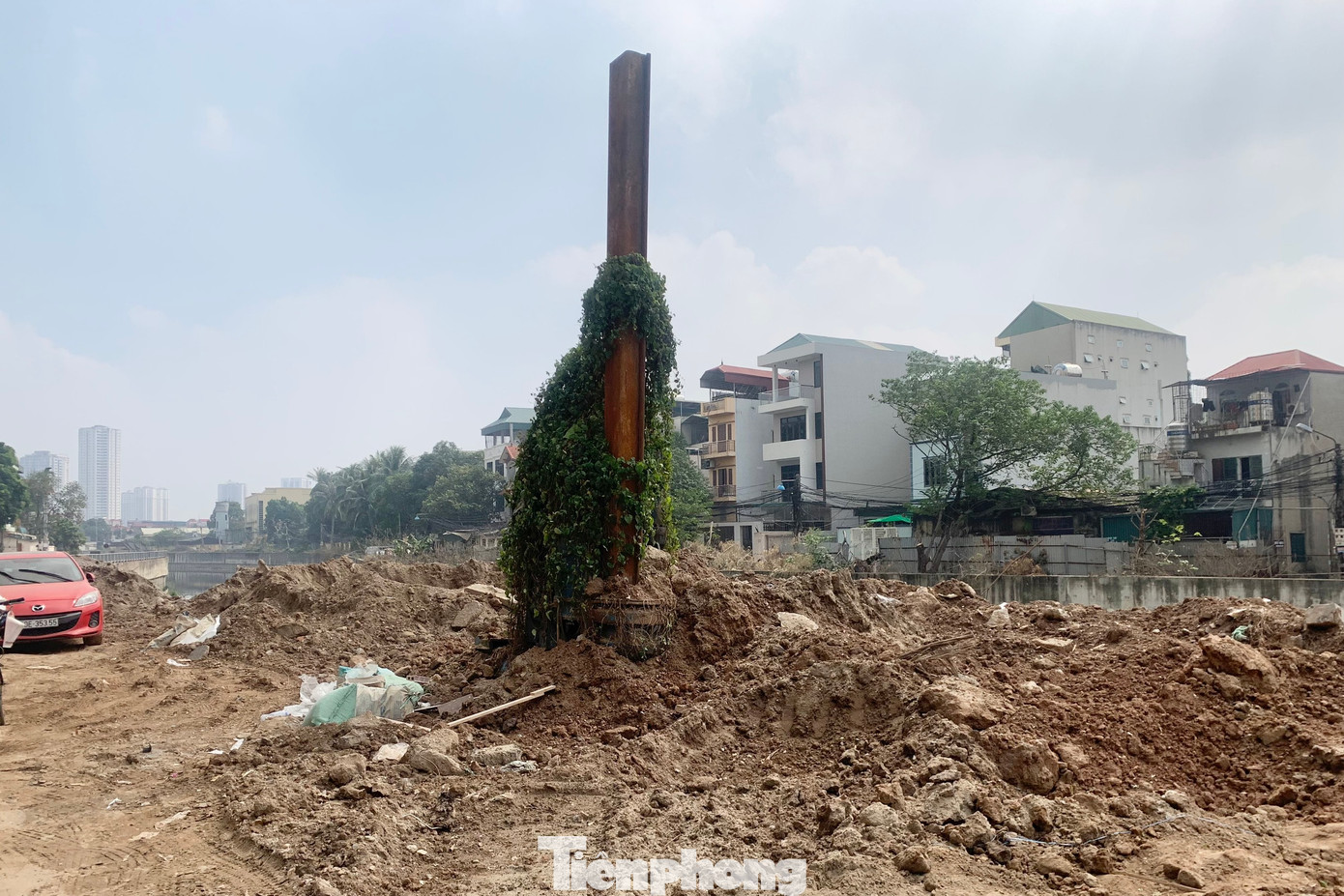 Cột sắt án ngữ lại tại công trường tuyến đường vẫn đang được lưu thông.