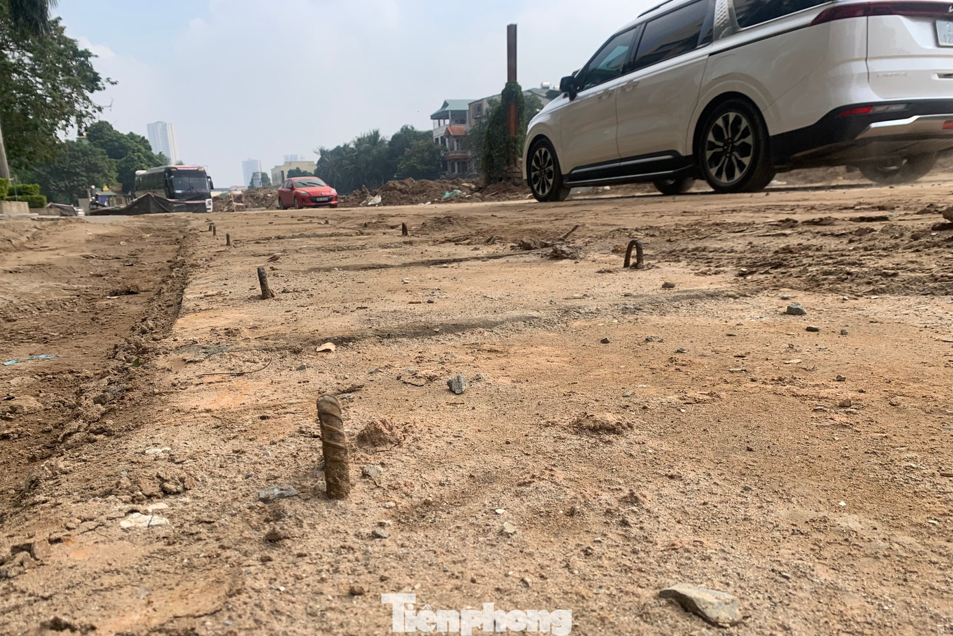 Những cọc sắt nhô trên đường "thách thức" người tham gia giao thông.