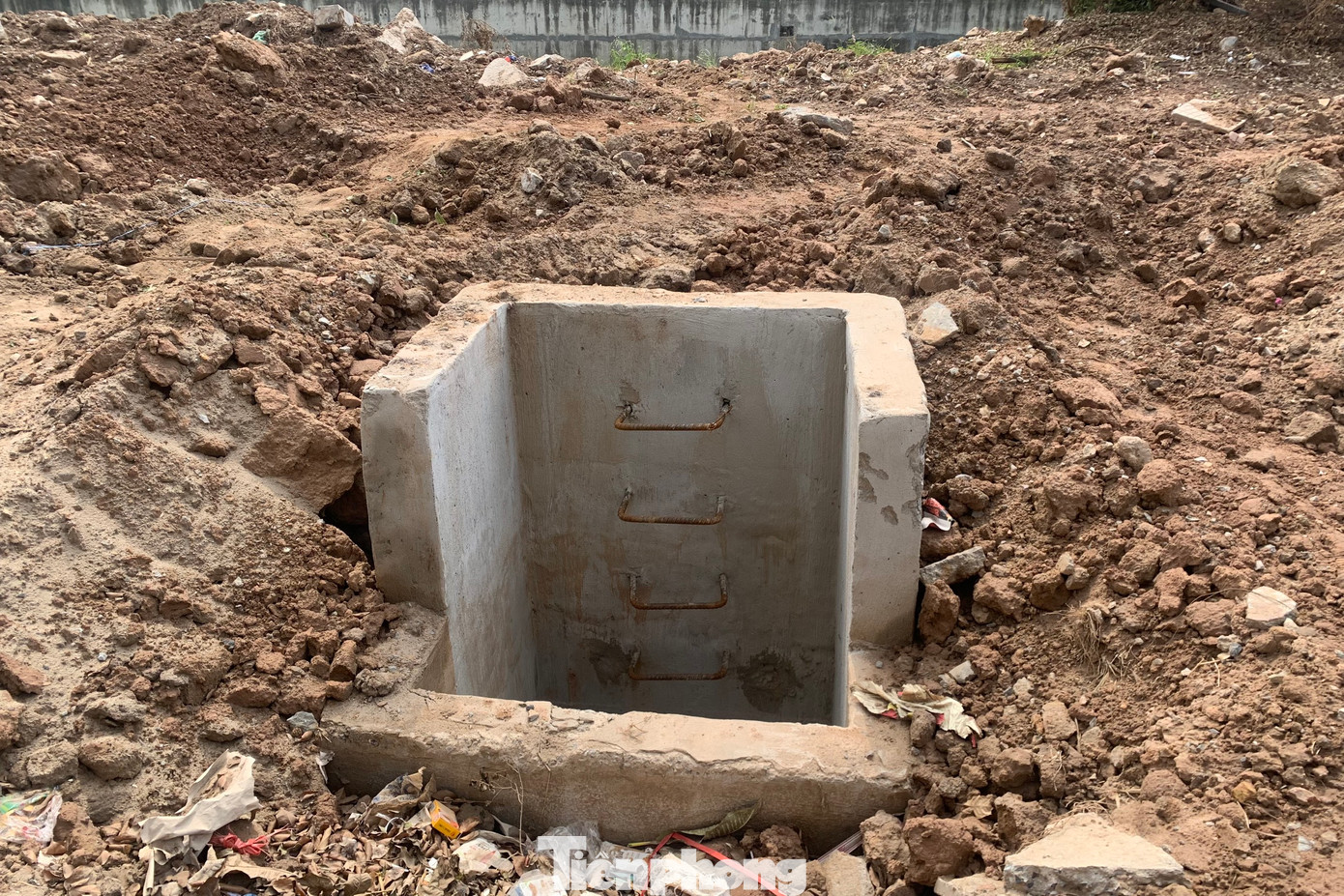 Bên cạnh đó, nhiều cống sâu 3-4m án ngữ ngay giữa đường mà không có biện pháp an toàn, gây nguy hiểm cho người đi đường, nhất vào ban đêm.