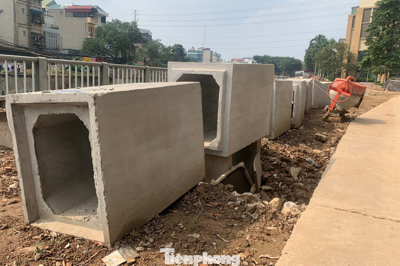 Vật liệu xây dựng vứt ngổn ngang ngay bên đường.