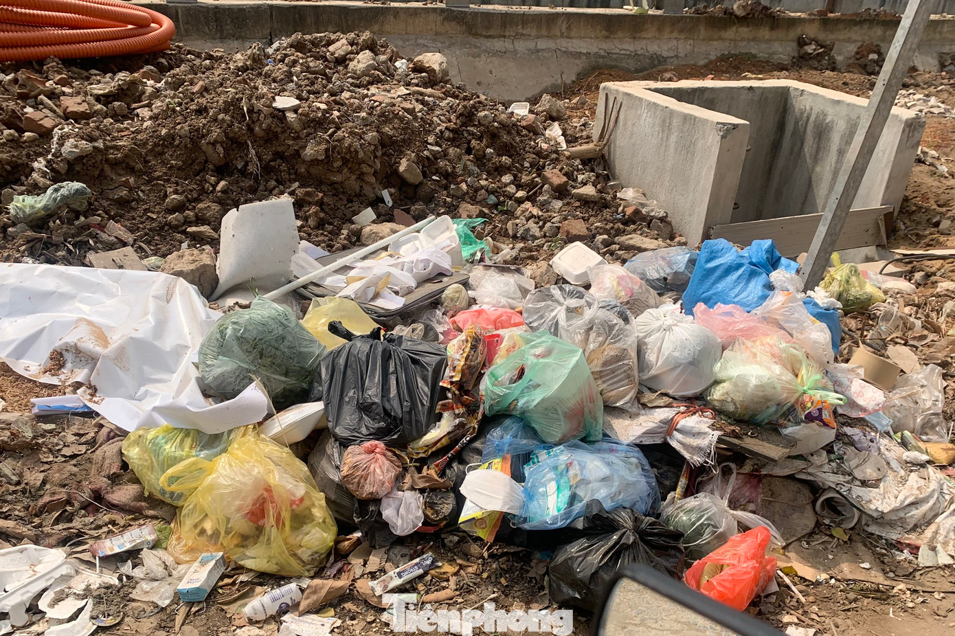 Một góc đường ngập rác thải sinh hoạt.